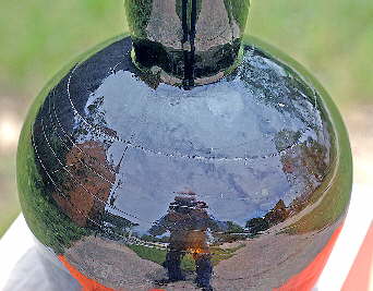 Unusual straw marks on an mid-19th century English bottle; click to enlarge.